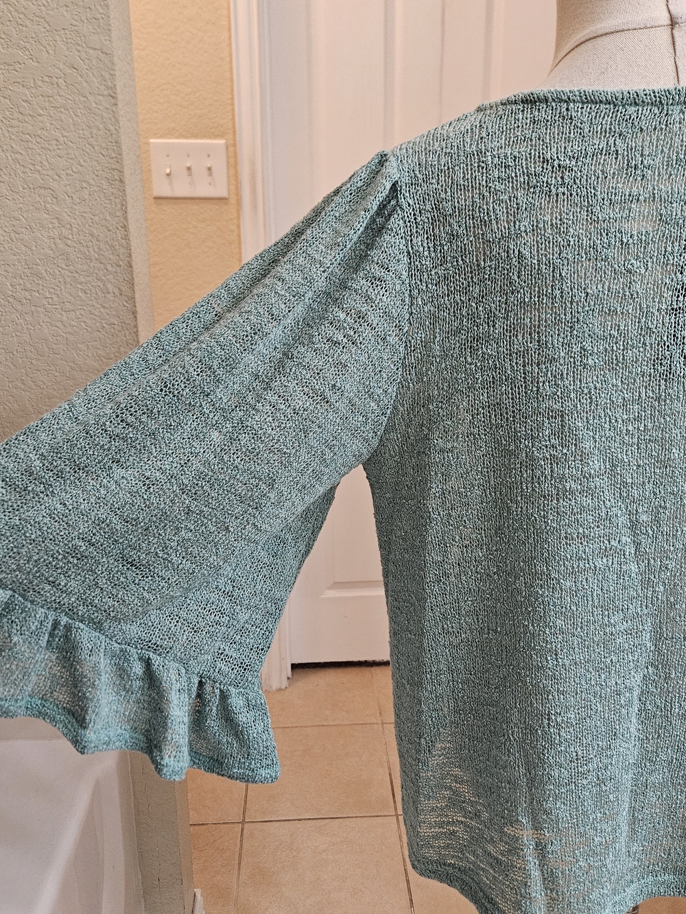 Nally & Millie Lightweight Knit Ruffle Sleeve Top – Size Small NWT - Picture 11 of 13